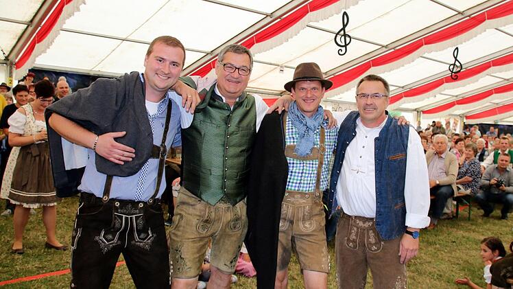 Unter dem Jubel der Zuschauer betraten diese vier Models den "Laufsteg" (von links: Christian Brückner, Günter Schuster, Vorsitzender Andreas Böhm und Gerhard Schleifenheimer). Als sich die "gestandenen Mannsbilder" dann noch gekonnt ihrer Janker entledigten, johlte das Publikum. Foto: Bettina Knauth