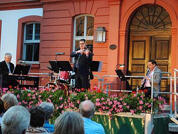 Romantische Stimmung vor dem Jagdschloss mit Istvan Hegedüs (von links) Gyula Mezei und Gabor Deak. Am Schlagzeug sorgte Tamas Bordas für rhythmischen Halt.  Foto: Carolin Herrmann