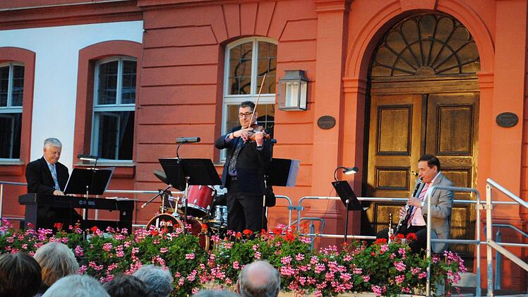Romantische Stimmung vor dem Jagdschloss mit Istvan Hegedüs (von links) Gyula Mezei und Gabor Deak. Am Schlagzeug sorgte Tamas Bordas für rhythmischen Halt.  Foto: Carolin Herrmann