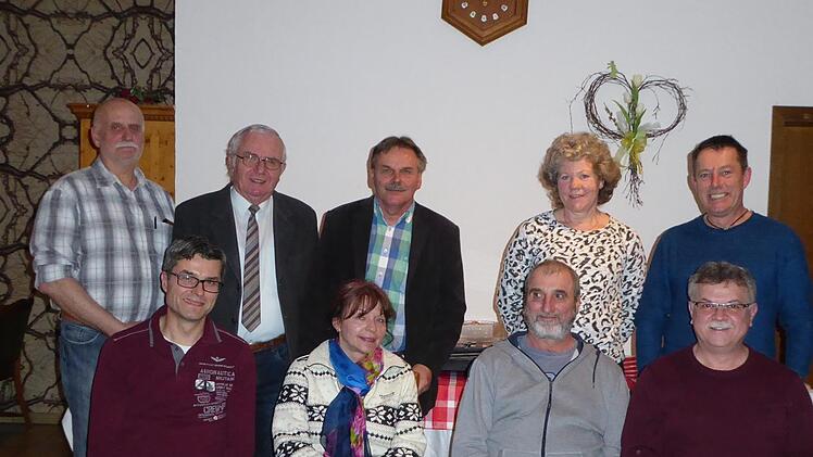 Der neue Vorstand: (hintere Reihe von links): Armin  Walter (Beisitzer), Georg Grembler (Landesvorstand Eigenheimer Bayern e.V.), Theo Schwab (Kassier), Ulrike Höll (Revisorin), Thomas Schmid (1. Vorsitzender), (vordere Reihe von links) Uwe Barnowsky (Revisor), Lissy Hopp  (Schriftführerin), Fred Jung (Beisitzer), Harald Hannwacker (2. Vorsitzender). Foto: Elisabeth Mehn