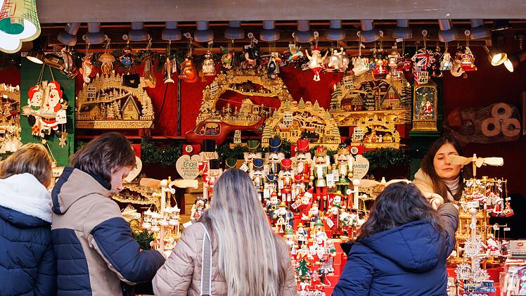 Weihnachtsgeschäft auf einem Weihnachtsmarkt