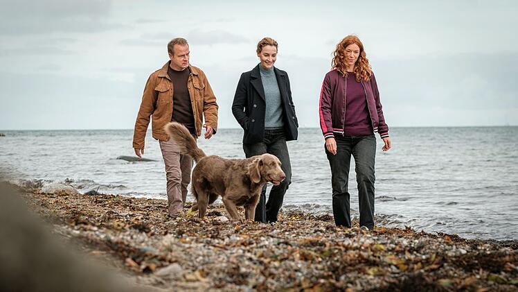 Wird er sich jemals f&uuml;r eine von beiden entscheiden? Hauke (Hinnerk Sch&ouml;nemann) verbindet sowohl mit Kollegin Hannah Wagner (Jana Klinge, Mitte) als auch Tier&auml;rztin Jule Christiansen (Marleen Lohse) mehr als Freundschaft.