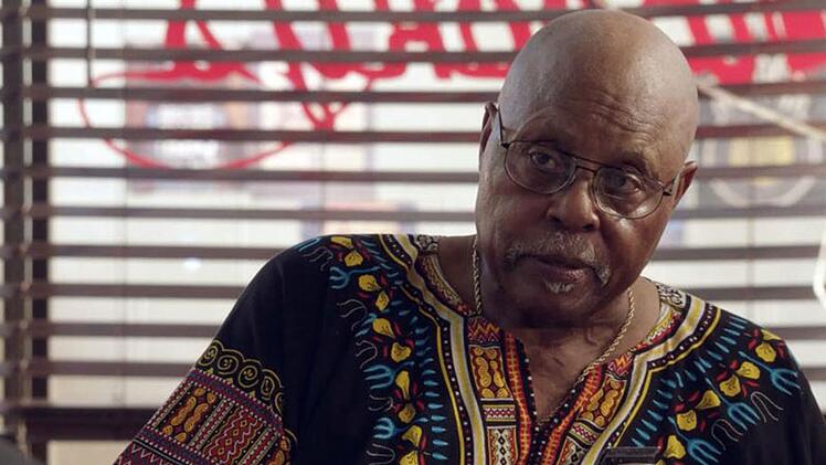 2019 spielte Roger E. Mosley im Remake von "Magnum" (Bild) in einer Folge den Friseur seiner Ex-Figur T.C. Mosley starb am 7. August 2022 im Alter von 83 Jahren an den Folgen eines Autounfalls.