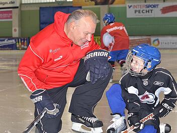 Doug Kacharvich (links) ist Trainer der Kissinger Wölfe, betreut aber auch den Nachwuchs in der Eishockey-Schule. Auf unserem Bild bekommt Maxi einen wertvollen Tipp vom Kanadier.  Foto: Jürgen Schmitt