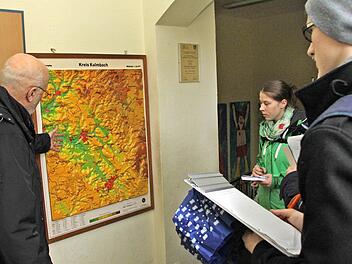 Werner Stingl erläutert den Schülern des CVG die geologischen Besonderheiten von Trebgast. Foto: Jürgen Gärtner