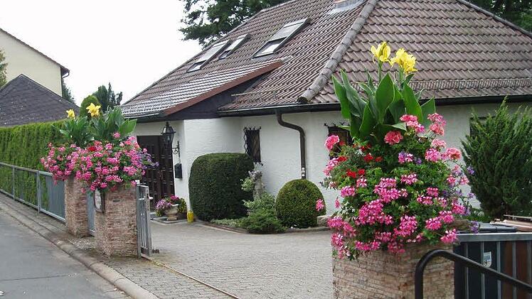 Klaus Schade (Jahnstraße) begrüßt Gäste mit üppiger Blumenpracht.