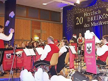 Martin Hannig (rechts) sang "I don´t want to miss a Thing" aus dem Film "Armageddon". Foto: Heike Schülein