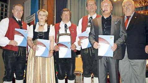 Sie wurden für aktives Musikzieren ausgezeichnet (von links): Dominik Welscher, Carolin Burger, Reinhold Merkl, Manfred Reimann, Stefan Hümmer zusammen mit Werner Pörner (NBMB).