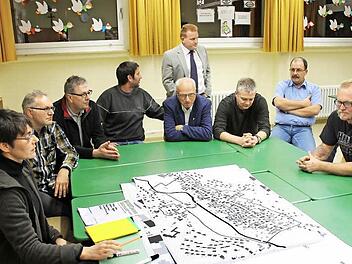 Mit Bürgermeister Matthias Klement: Poppenläurer Bürger beschäftigen sich mit der Zukunft ihres Ortskerns. Foto: Dieter Britz