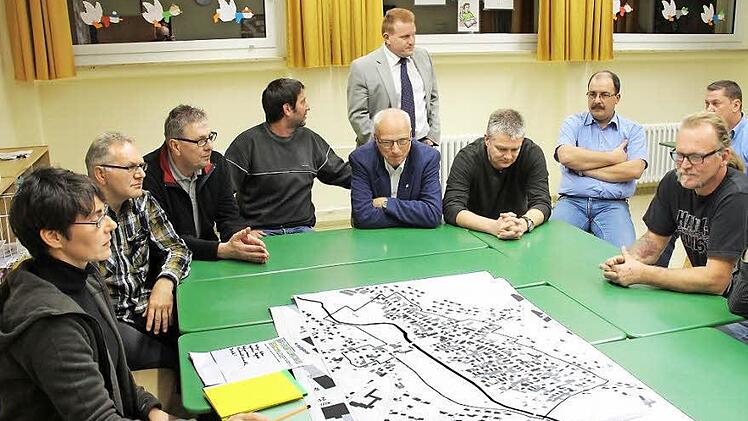Mit Bürgermeister Matthias Klement: Poppenläurer Bürger beschäftigen sich mit der Zukunft ihres Ortskerns. Foto: Dieter Britz