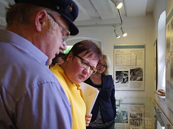 Erwin Hempfling führte die beiden Staatssekretärinnen Iris Gleicke (Mitte) und Anette Kramme durch das Flößermuseum in Unterrodach. Foto: Marco Meißner
