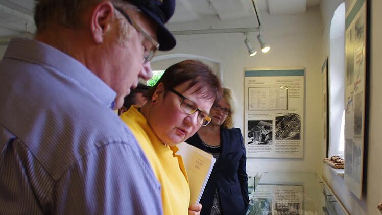 Erwin Hempfling führte die beiden Staatssekretärinnen Iris Gleicke (Mitte) und Anette Kramme durch das Flößermuseum in Unterrodach. Foto: Marco Meißner