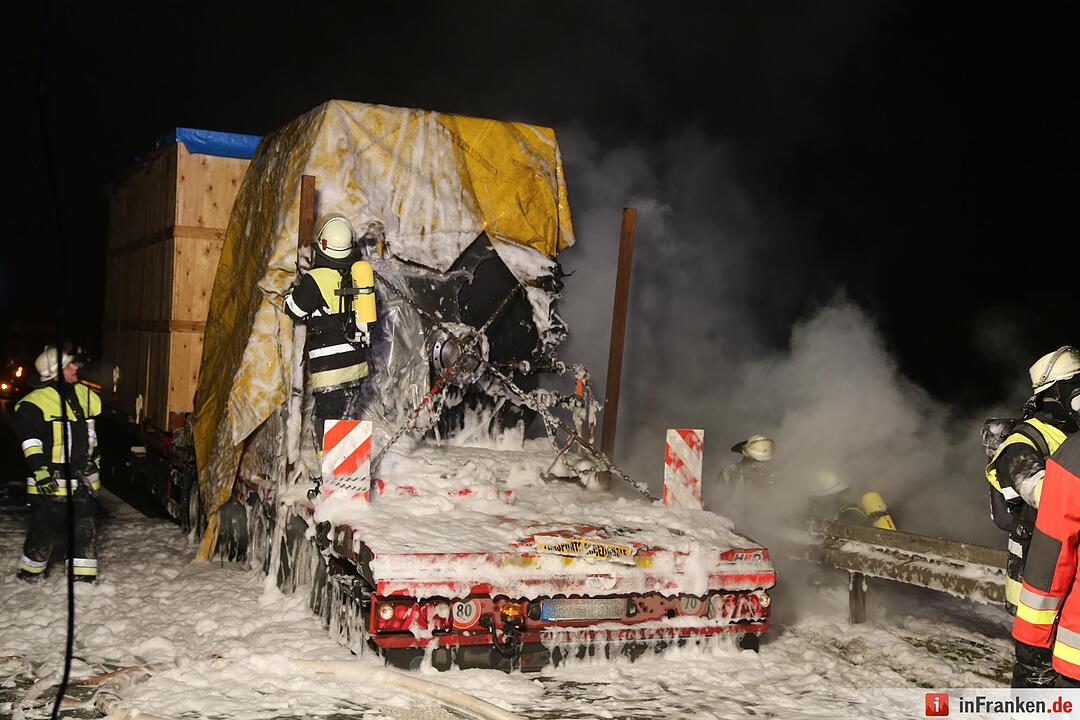 Schwertransport fängt auf A9 Feuer