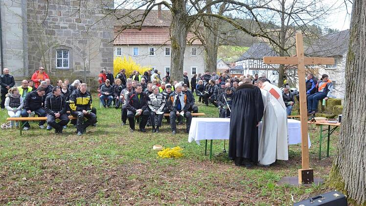 Gut besucht ist der Motorradgottesdienst, der jedes Jahr zum Auftakt der Bikersaison in Weißenbrunn stattfindet. Foto: CT-Archiv, Rainer Lutz