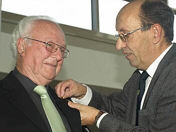 Für den Fränkischen Sängerbund zeichnete Kreisvorsitzender Siegfried Gottwald (rechts) Josef Zatloukal für sechs Jahrzehnte Singen mit Urkunde und Ehrennadel aus. Foto: Stefan Geiger