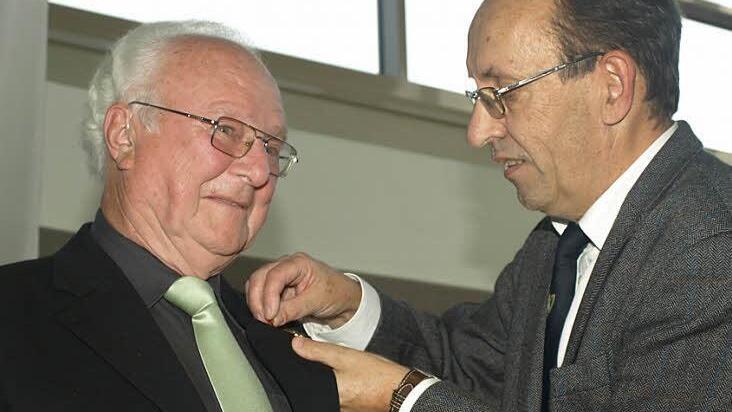 Für den Fränkischen Sängerbund zeichnete Kreisvorsitzender Siegfried Gottwald (rechts) Josef Zatloukal für sechs Jahrzehnte Singen mit Urkunde und Ehrennadel aus. Foto: Stefan Geiger