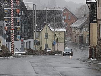 Die B 279 in der Ortsdurchfahrt Maroldsweisach, hier die Steigung am Rathaus (links), in Richtung Ebern gesehen, weist an vielen Stellen Setzungen auf.Helmut Will