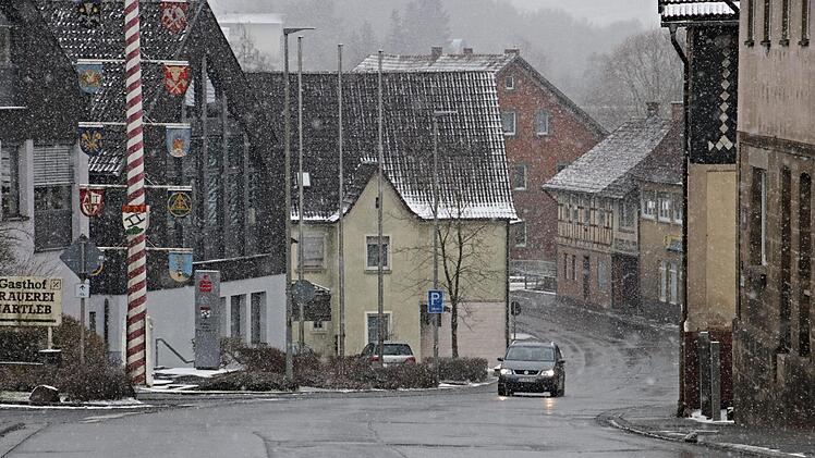 Die B 279 in der Ortsdurchfahrt Maroldsweisach, hier die Steigung am Rathaus (links), in Richtung Ebern gesehen, weist an vielen Stellen Setzungen auf.Helmut Will
