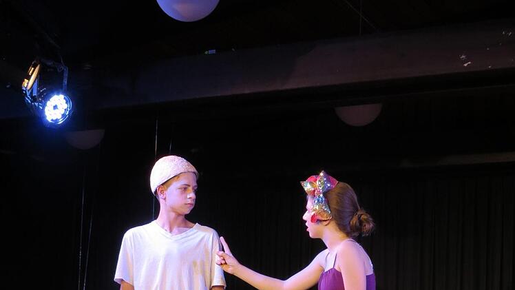 Das Ei redet nur Englisch mit Alice. Doris Bauer