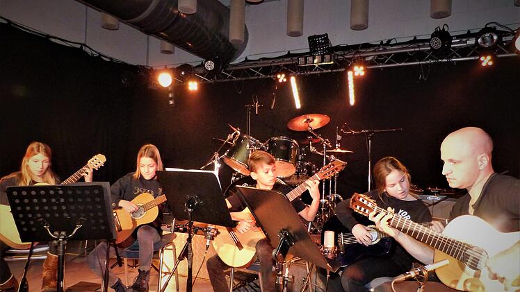 Gitarrenensemble mit (von links) Jule Brose, Mia Dörfler, Daniel Targonya, Lia Graß und Sebastian Hümmer. Foto: Werner Reißaus