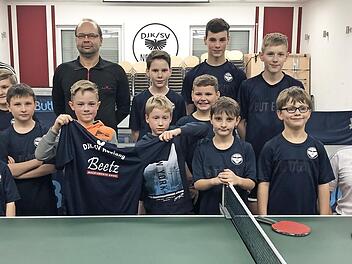 Bei der Vereinsmeisterschaft der Jungen wurden beim DJK-SV Neufang Bastian Reißig (hintere Reihe, Zweiter von rechts) und Simon Fischer (vorne, Fünfter von links) Sieger. Mit im Bild die Nächstplatzierten sowie Trainer Manuel Gebhardt (links), Trikotspender Andreas Beetz und Abteilungsleiter Sebastian Kotschenreuther (rechts).  Foto: DJK-SV