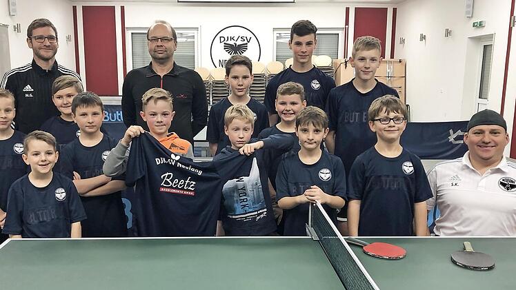 Bei der Vereinsmeisterschaft der Jungen wurden beim DJK-SV Neufang Bastian Reißig (hintere Reihe, Zweiter von rechts) und Simon Fischer (vorne, Fünfter von links) Sieger. Mit im Bild die Nächstplatzierten sowie Trainer Manuel Gebhardt (links), Trikotspender Andreas Beetz und Abteilungsleiter Sebastian Kotschenreuther (rechts).  Foto: DJK-SV