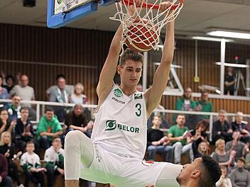 Henri Drell, hier beim Dunking, gilt in der nächsten Saison als deutscher Spieler und wird mit einer Doppellizenz ausgestattet. Damit kann der Este sowohl für Brose Bamberg als auch für die Baunach Young Pikes auflaufen, ohne deren Ausländerkontingent zu belasten. Foto: sportpress