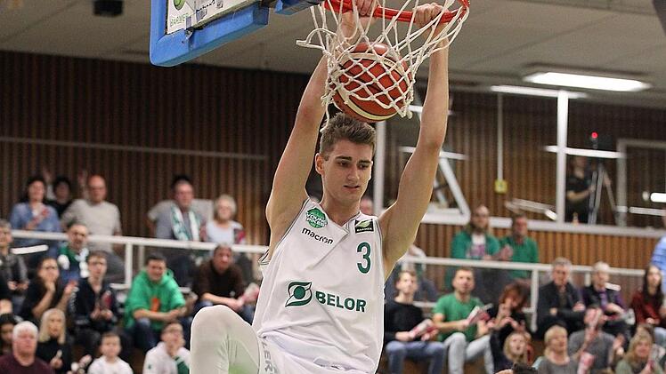 Henri Drell, hier beim Dunking, gilt in der nächsten Saison als deutscher Spieler und wird mit einer Doppellizenz ausgestattet. Damit kann der Este sowohl für Brose Bamberg als auch für die Baunach Young Pikes auflaufen, ohne deren Ausländerkontingent zu belasten. Foto: sportpress