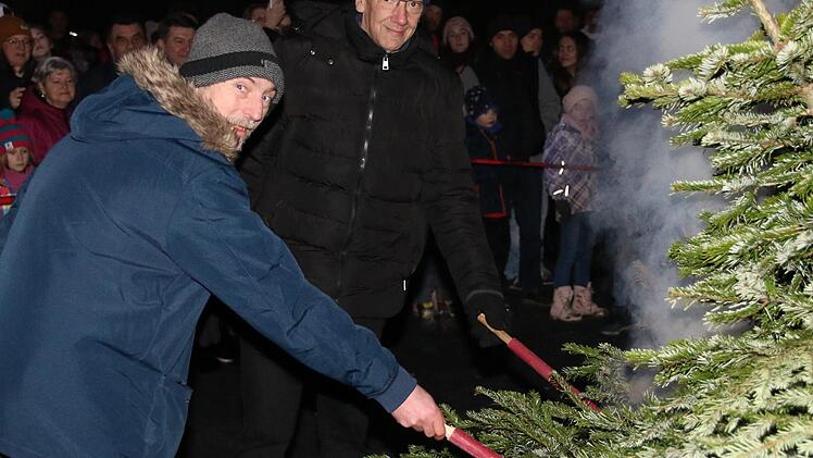 Ulrich Steiner und Thomas Nowak zünden die Bäume an.  Foto: Desombre