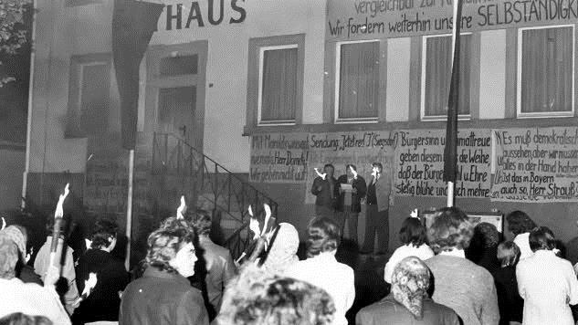 Über Jahre hinweg wurde jeweils mit Mahnwachen vor dem Rathaus an den Jahrestag des "Polizeiüberfalls" erinnert.Archiv