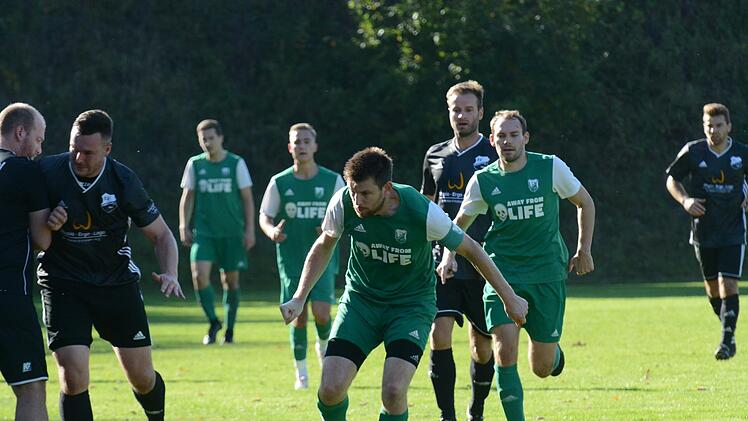 Weil sich zwei Ramsthaler offensichtlich gegenseitig aus dem Spiel nehmen, hat der Untererthaler freie Bahn. Eine Szene, die durchaus zum Landkreis-Derby passte angesichts des 4:0-Erfolges des Aufsteigers. Foto: ssp