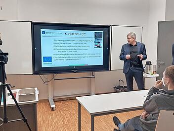 Professor Tobias Bocklet (Zweiter von rechts) und Hans Rebhan (rechts) bei der Begrüßung der Kursteilnehmer