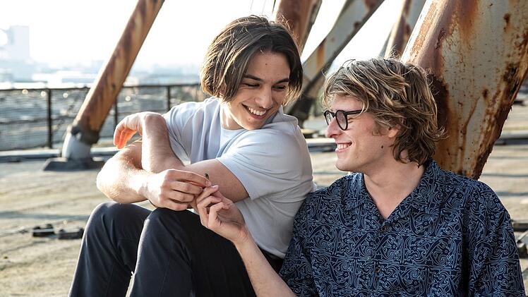 Die Teenager Deniz Ömer (Joel Akgün, links) und Anselm Klem (Carl Bagnar) wollen ein bisschen mit ihren Eltern spielen.