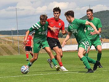 Der FC 06 Bad Kissingen dr&uuml;ckt, der FC Fuchsstadt t&uuml;ftelt