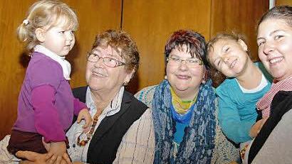 Vier Generationen vereint (v.l.): Elise Fried (mit Urenkelin Emilia), ihre Tochter Heidi Rösch und deren Tochter Miriam Mudura (mit  Aurora).