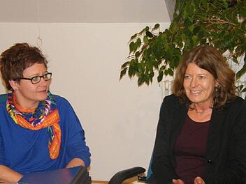 Bürgermeisterin Anja Gebhardt (links) und Anette Beilker in der Sitzung des Gemeinderats  Foto: Gernot Wildt
