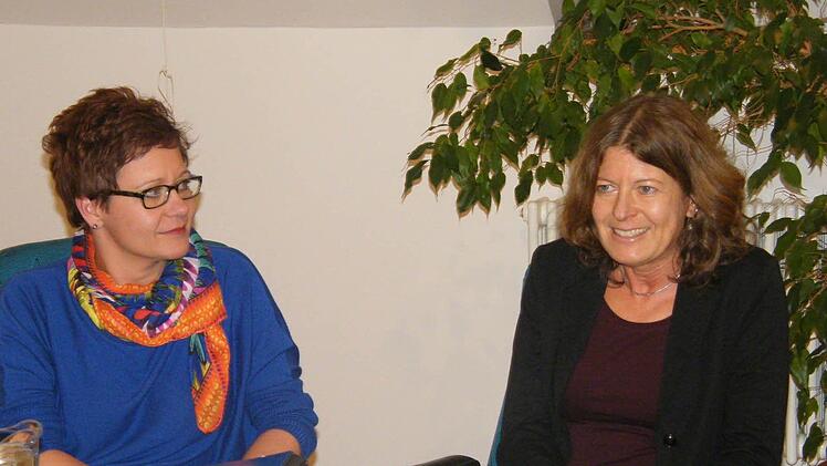 Bürgermeisterin Anja Gebhardt (links) und Anette Beilker in der Sitzung des Gemeinderats  Foto: Gernot Wildt