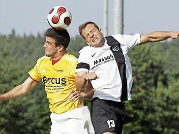 TSV Schammelsdorf - TSV Ebensfeld. Im Kopfballduell messen sich der Schammelsdorfer Michael Massak (r.) und der Ebensfelder Florian Häublein. Foto: sportpress