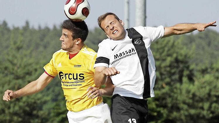 TSV Schammelsdorf - TSV Ebensfeld. Im Kopfballduell messen sich der Schammelsdorfer Michael Massak (r.) und der Ebensfelder Florian Häublein. Foto: sportpress