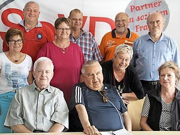 Günther Ruckdäschel (links) wurde in seinem Amt als Vorsitzender bestätigt, seine Stellvertreterin ist Bärbel Wiegand (Dritte von rechts). Foto: Gerda Völk