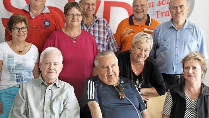 Günther Ruckdäschel (links) wurde in seinem Amt als Vorsitzender bestätigt, seine Stellvertreterin ist Bärbel Wiegand (Dritte von rechts). Foto: Gerda Völk