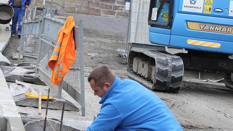 Randsteinplatten an der Brücke in Hummendorf werden gesetzt. Foto: Friedwald Schedel