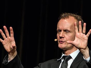 Bei ihm wird das Wort zur geschliffenen Waffe: Max Uthoff bei seinem Coburg-Debüt im Kongresshaus Rosengarten. Foto: Jochen Berger