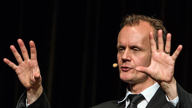 Bei ihm wird das Wort zur geschliffenen Waffe: Max Uthoff bei seinem Coburg-Debüt im Kongresshaus Rosengarten. Foto: Jochen Berger