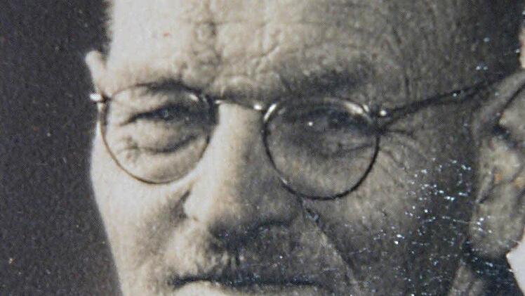 Der Oberforstmeister Friedrich Ludwig Wirth (1891 - 1976) leitete das Forstamt Stadtsteinach von 1934 bis 1956. Er wohnte im Lehenthaler Weg und hatte einen herrlichen Blick auf sein Forstamt. In seiner Dienstwohnung im Forstamt wohnte die Lehrersfamilie Schmoll.