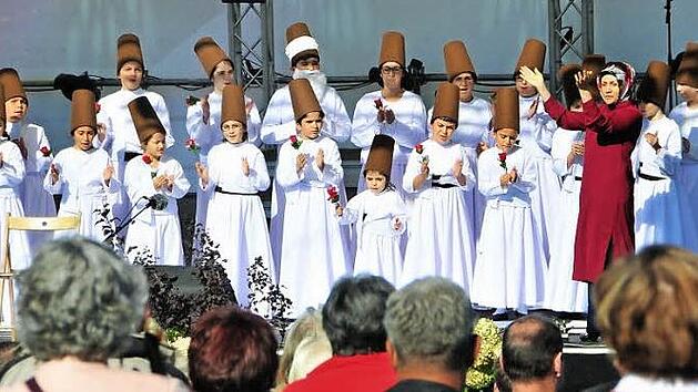 Der Kinderchor der t&uuml;rkisch-islamischen Gemeinde Bayreuth und Umgebung bei seinem Auftritt zur Er&ouml;ffnung der Interkulturellen Wochen Foto: Stephan Herbert Fuchs