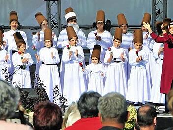 Der Kinderchor der türkisch-islamischen Gemeinde Bayreuth und Umgebung bei seinem Auftritt zur Eröffnung der Interkulturellen Wochen Foto: Stephan Herbert Fuchs
