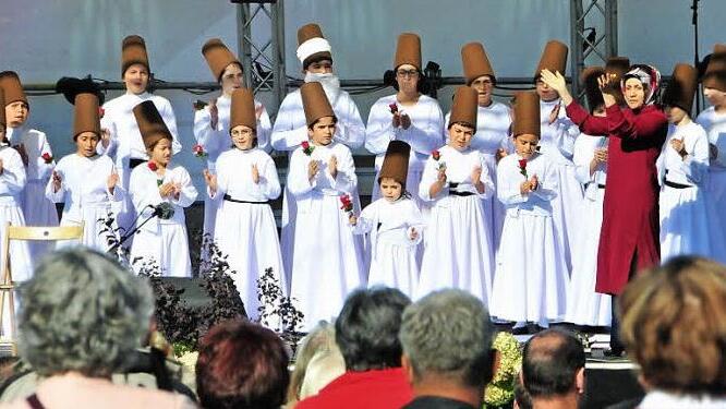 Der Kinderchor der türkisch-islamischen Gemeinde Bayreuth und Umgebung bei seinem Auftritt zur Eröffnung der Interkulturellen Wochen Foto: Stephan Herbert Fuchs