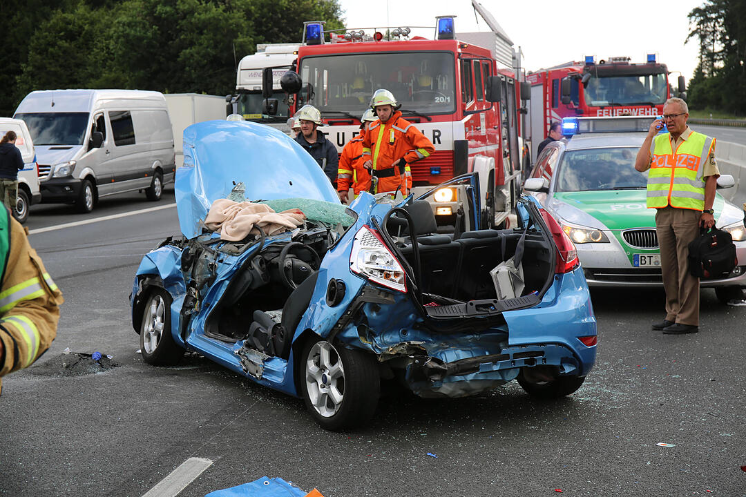 A9 im Kreis Bayreuth: Auto wird unter Lkw geschoben