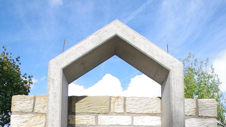 An der Kapelle auf dem Kronacher LGS-Gelände wird gebaut. Foto: Marco Meißner